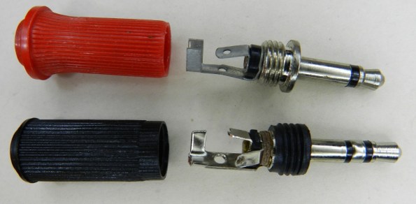 Figura 7 – Plugues de 3,5mm (P2), mono (acima) e estéreo.