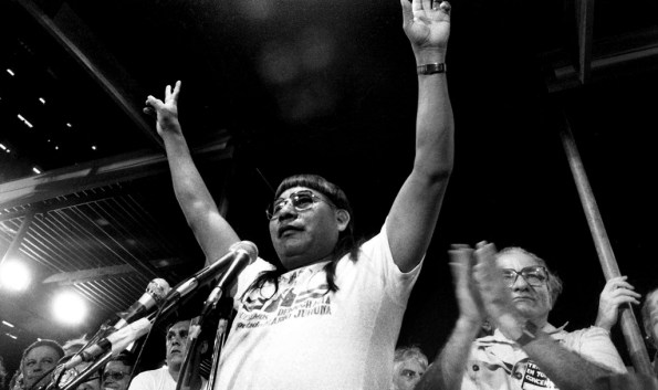 Figura 8 – Mário Juruna, durante o comício pelas eleições diretas (Diretas Já), em abril de 1984, na Cinelândia, Rio. Fonte: FLB-AP [5].