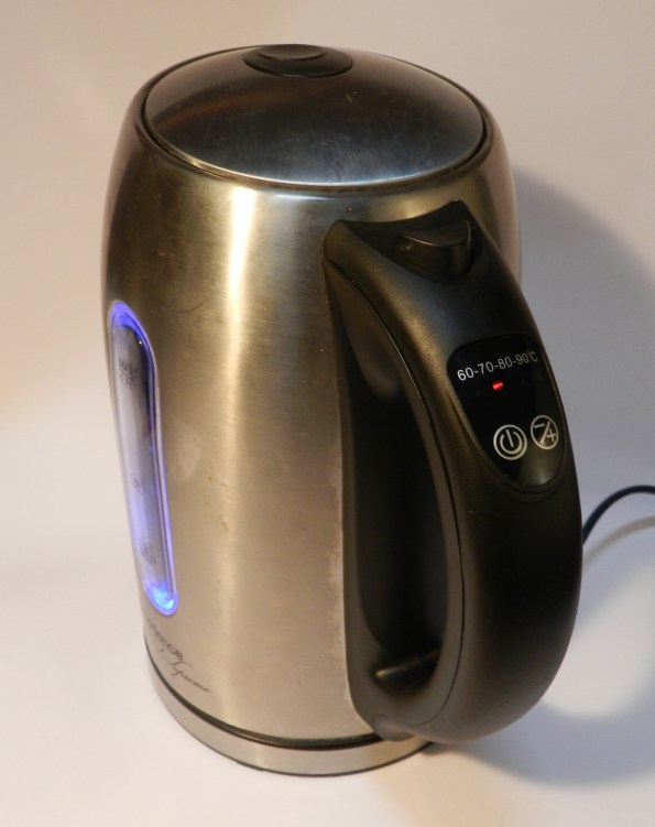 Figura 14 – Chaleira eletrônica consertada, é possível observar que o LED ilumina o visor do nível de água (cor azul, 70°C).