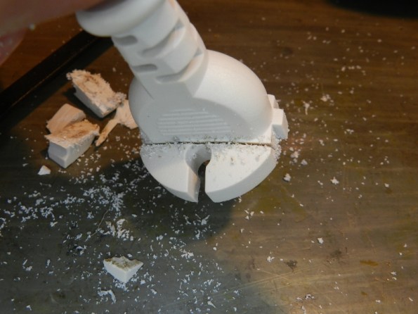 Figura 25 – ... a solução foi serrar manualmente o plugue, apesar de não ficar lá muito alinhado o corte, pois a serra desviou...