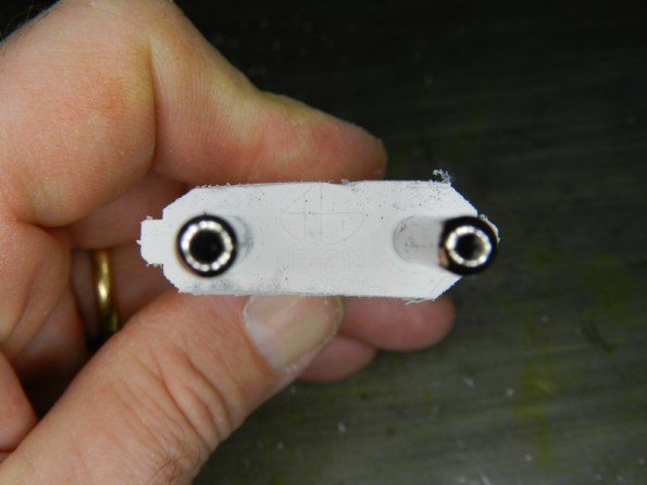 Figura 27 – Vista frontal do plugue CEE 7/17 do multiprocessador, quase sem rebarbas. Há um certo desalinhamento...