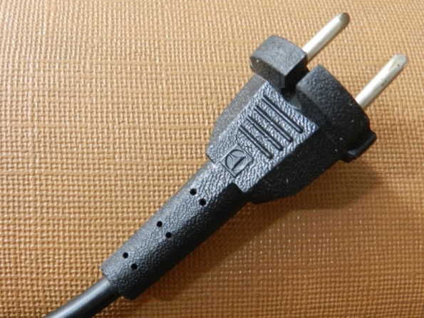 Figura 3 – Plugue CEE 7/16 II, com proteção para evitar choques. Note que não há o trecho isolante nos pinos. É um velho plugue, compatível só com as antigas tomadas brasileiras (tipo C), sem o poço de 1cm, oriundo da norma NBR 14136. É compatível também com as tomadas E e F, que têm um poço redondo.