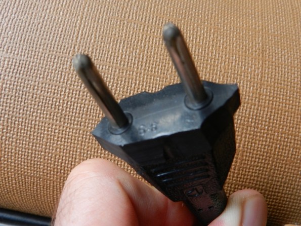 Figura 37 – Vista frontal do plugue CEE 7/16 do aspirador, após o corte das abas.