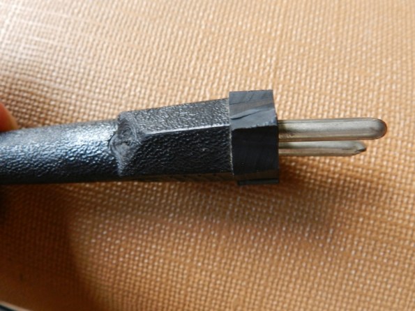 Figura 38 – Vista lateral do plugue CEE 7/16 do aspirador, após o corte das abas.