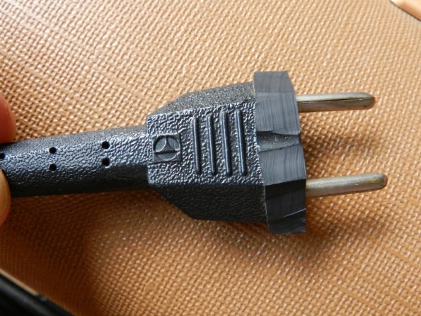 Figura 39 – Vista superior do plugue CEE 7/16 do aspirador, após o corte das abas.