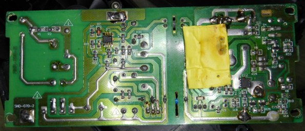 Figura 12 - Placa da fonte compatível XBOX, lado cobreado. O lado primário está à esquerda das fendas verticais de isolamento, compare com a figura 7 e com o esquema.