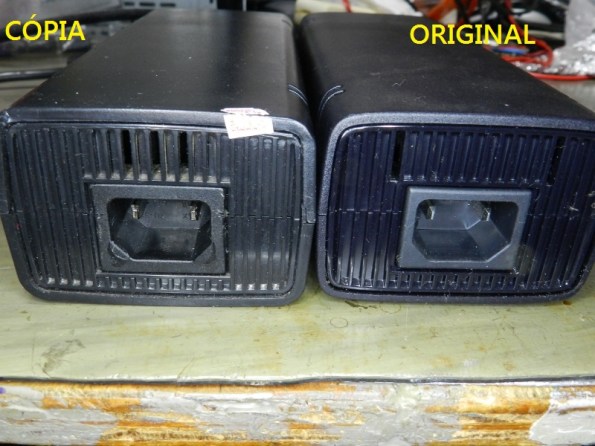 Figura 4 – Vista das fontes pela entrada da rede elétrica, a fonte da direita é a original.