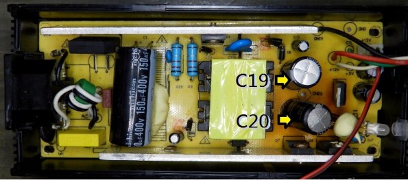 Figura 7 – Localização dos capacitores C19 e C20 na fonte compatível. Junto deles é possível perceber que a placa ficou mais escurecida, devido ao aquecimento.