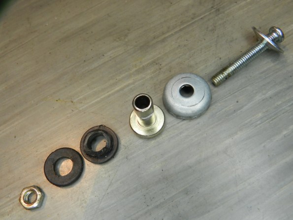 Figura 11 – Sequência original de montagem do parafuso de apoio da haste deslizante da porta.