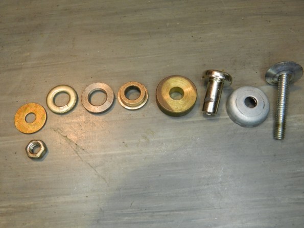 Figura 12 – Nova sequência de montagem, com a bucha sinterizada substituta do espaçador. As arruelas adicionais servem para ajustar a folga da bucha. A arruela de latão mais à esquerda só passa no parafuso e serve para prender firmemente o mancal contra a porca.