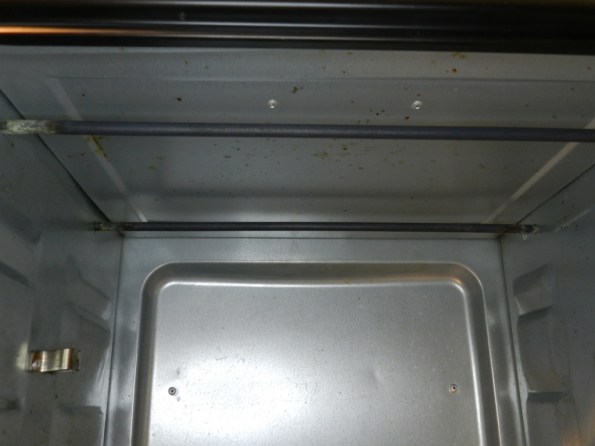 Figura 24 – Vista das resistências superiores do forno. São as peças retas e escurecidas.