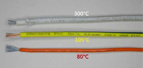 Figura 26 – Em cima, cabo com capa de silicone, coberto com malha de seda, indicado para alta temperatura (até 300°C), sem informação da tensão máxima. No meio, cabo de PVC para 105°C e 750V, certificado pela norma NBR 9117, usado em calhas de fluorescentes. Embaixo, cabo plástico para uso geral (até 80°C e 300V), retirado de fonte de PC.