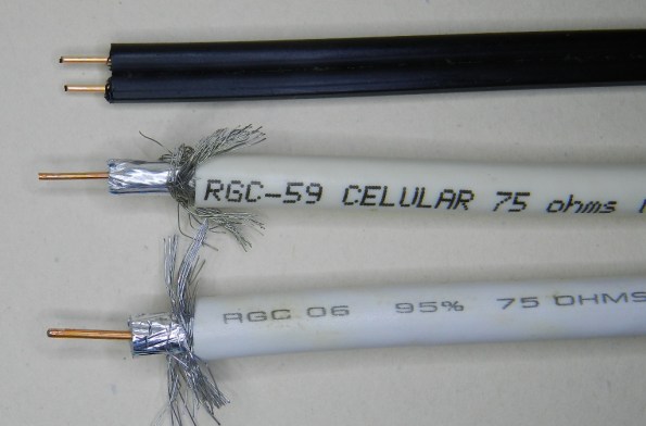 Figura 31 – Fios de aço com camada de cobre, utilizados para reforço da resina no botão. Em cima, par telefônico metálico de uso externo; no meio, cabo RGC-59 (recepção de satélite banda C); embaixo, cabo RGC-06 (recepção de banda Ku e sinal de operadoras de TV a cabo). 