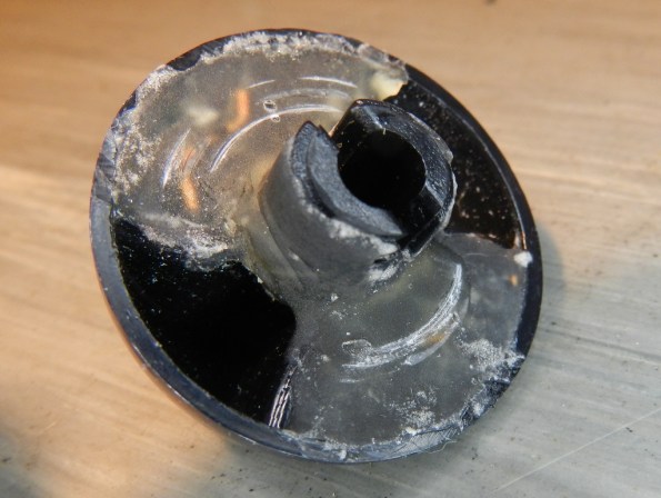 Figura 32 – Parte traseira do botão do temporizador, nota-se as marcas de raspagem dos parafusos do painel.