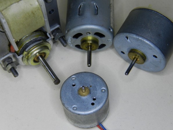 Figura 35 – Motores elétricos pequenos, observe as buchas sinterizadas em todos eles, junto aos eixos.