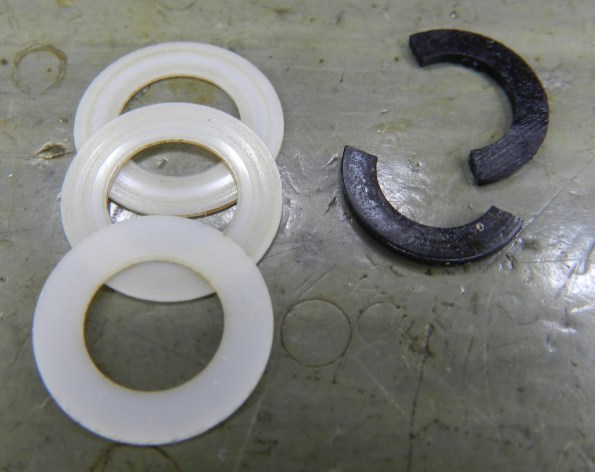 Figura 38 – Arruelas do rotor, limpas. A de fenolite quebrou, pois estava queimada.