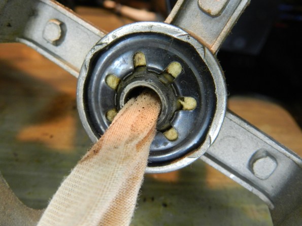 Figura 40 – Modo de limpar uma bucha, com o pano embebido em solvente. 