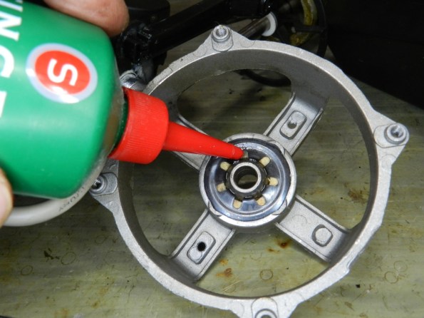 Figura 41 – Bucha presa por mola de aço, prensada definitivamente à carcaça do motor. Nota-se ao redor da bucha, o feltro que recebe óleo lubrificante. 