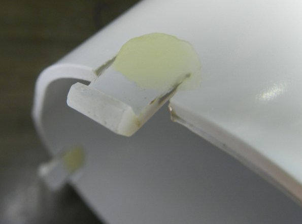 Figura 42 – Encaixe do corpo do motor, que quebrou e teve que ser colado. Não será possível abrir novamente sem romper, pois o adesivo não é flexível e o plástico está cada vez mais quebradiço. 