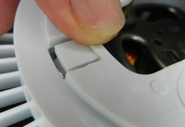 Figura 44 – Encaixe do copo à grade traseira, antes de travar.