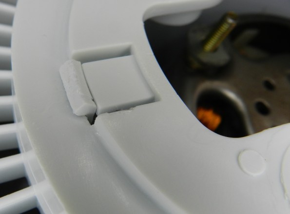 Figura 45 – Encaixe do copo à grade traseira, travado. Se o plástico estiver quebradiço, a aba quebra ao tentar levantá-la, para desmontar o encaixe.