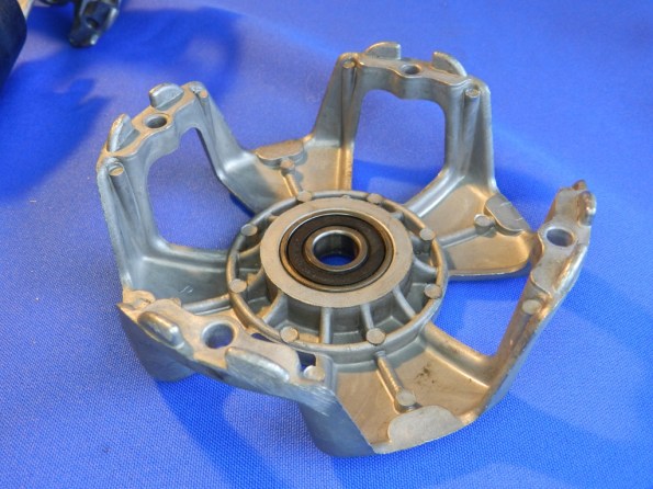 Figura 47 – Rolamento embutido em carcaça de motor de portão de garagem, de porte médio. O rolamento tem vedação plástica. 