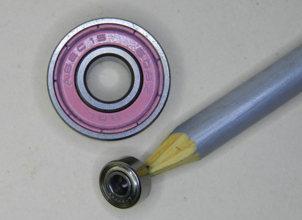 Figura 48 – Rolamento de skate (o maior) e rolamento de videocassete.