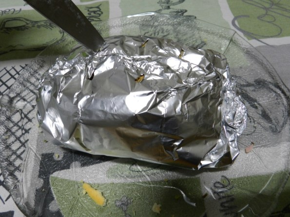 Figura 53 – Sanduíche já embrulhado no alumínio e pronto para ir ao forno. Observe os furos em cima, feitos com a ponta de uma faca. 