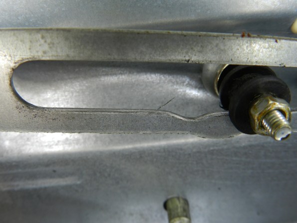 Figura 6 - Detalhe do mecanismo, onde é possível ver o espaçador (peça preta, à direita) e as marcas de atrito na haste metálica deslizante.