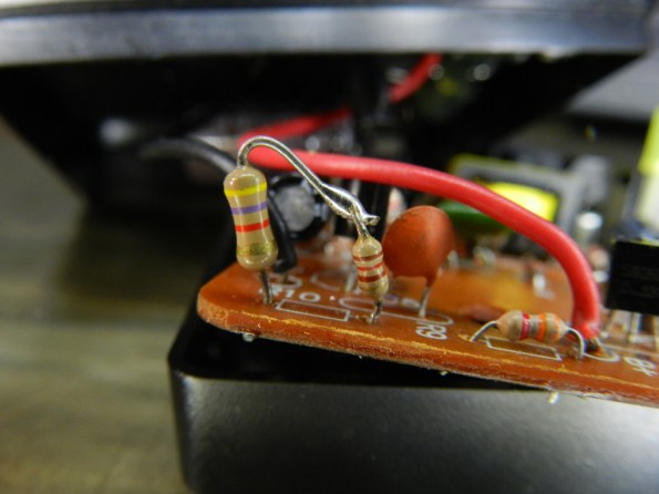 Figura 13 – Resistores R9 e R10, este último alterado com a inclusão de outro de 120 ohm.