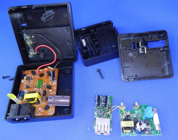 Figura 6 - Carregadores Nikon MH-61 e EH-69P desmontados, observe as diferenças entre as placas.