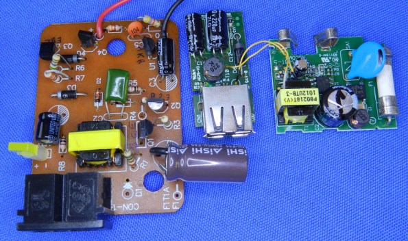 Figura 7 – Imagem aumentada das placas dos carregadores MH-61 (esquerda) e EH-69P (com 2 módulos interligados).