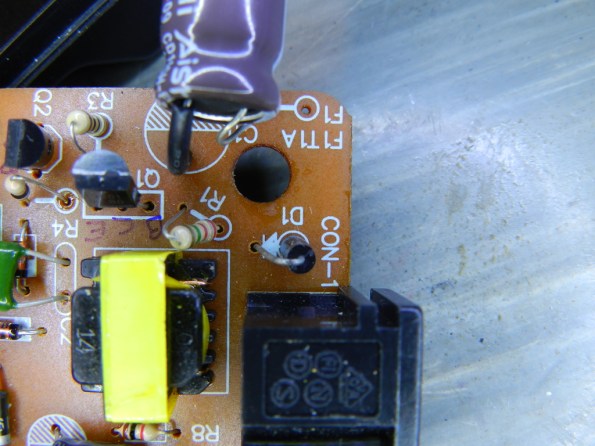 Figura 9 – Localização de D1, diodo original de filtragem da rede elétrica.