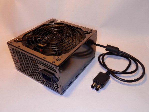 Figura 1 – Fonte ATX para computador, adaptada com o cabo de fonte XBOX. Funciona igual à original, comandada pelo botão POWER do console.