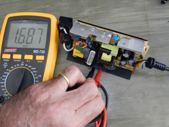 Fig. 11 – Teste de condutividade da proteção plástica, exposta ao eletròlito.