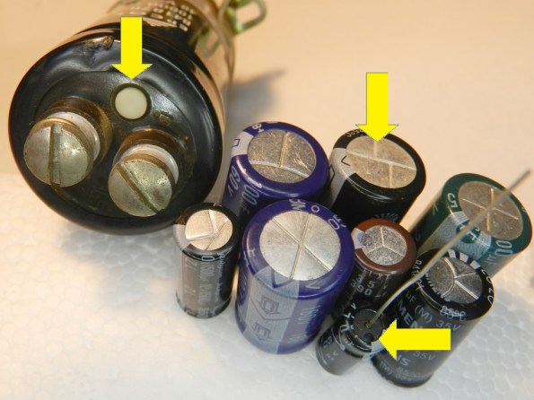 Fig. 6 – Válvulas de escape em capacitores eletrolíticos.