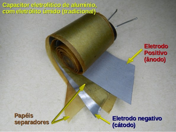 Fig. 9 – Capacitor eletrolítico de alumínio desenrolado. Observar a folha interna, mais opaca (tem óxido de alumínio na superfície).