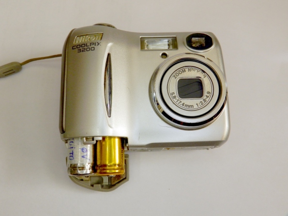 Fig. 1 – Nikon Coolpix 3200, com o compartimento das pilhas aberto.