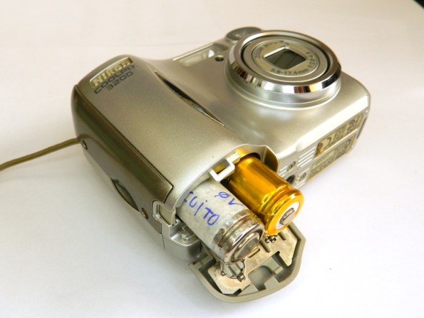 Fig. 16 – Nikon Coolpix 3200 com a pilha falsa e a de lítio.