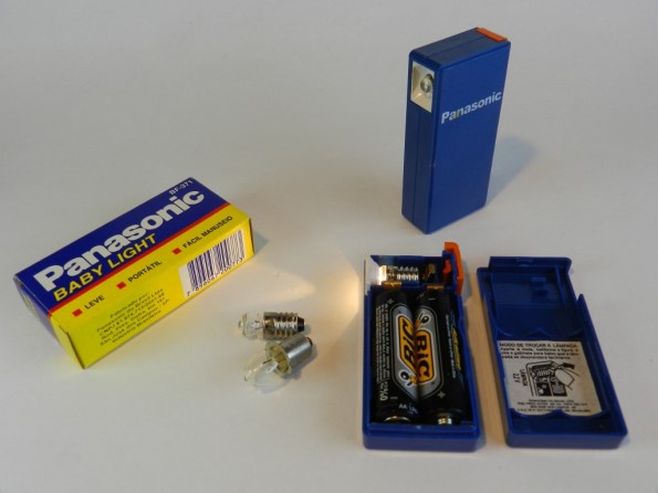 Fig. 11 – Lanterna Panasonic Baby Light, para duas pilhas pequenas. Ao lado, lâmpadas para lanternas, todas com filamento de tungstênio.