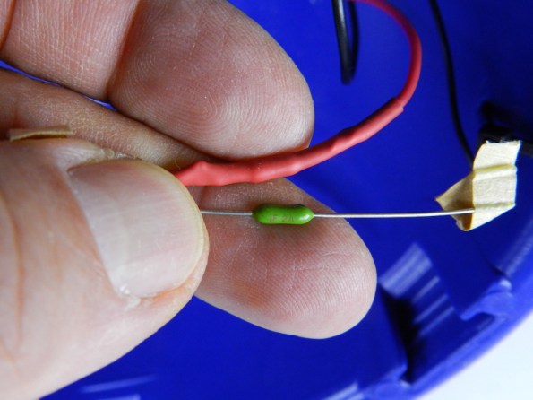 Fig. 25 – O espaguete vermelho esconde um fusível miniatura, igual a outro não montado. É um modelo da LittleFuse, de 2A, com tamanho de resistor comum.
