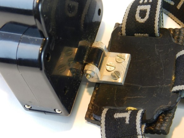 Fig. 5 – Detalhe da articulação consertada com um pedaço de perfil de alumínio em U.