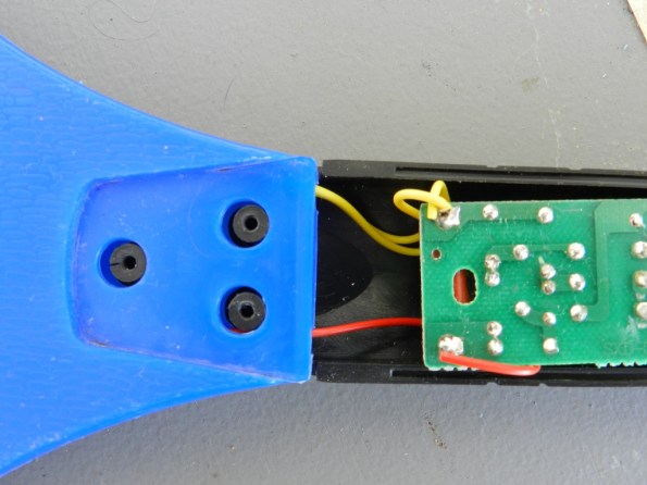 Fig. 3 – Ligações das telas da raquete mata-mosquitos. Observe que os fios amarelos, das telas externas, são ligados ao mesmo polo.