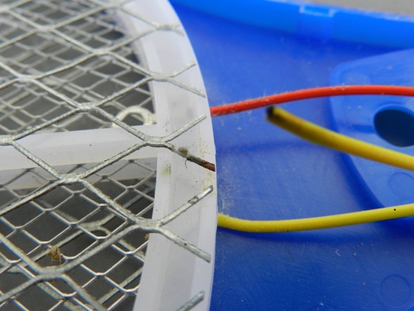 Fig. 5 – Detalhe do fio solto e da respectiva solda na tela. Observe que ao desmontar o conjunto, o fio afastou-se da posição onde estava (perto da tela).