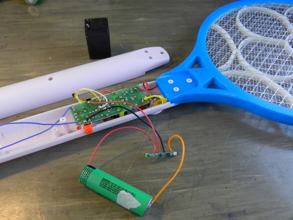 Fig. 9 – Ligação da pilha de lítio à raquete. Observe que é a placa que controla o que entra ou sai de energia na pilha.