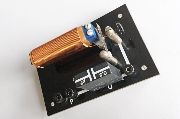 Fig 11 - Martelo de Wagner para ensino, da centenária marca Phywe, acoplável a outros experimentos (como a bobina de indução de Ruhmkorff). Fonte: Uranmaschine [21].